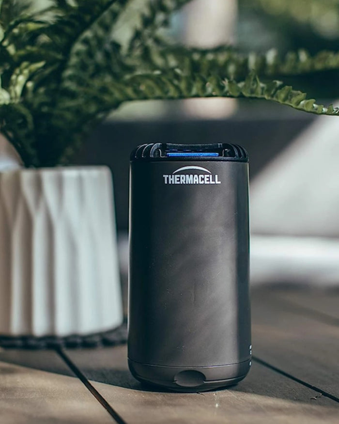 Graphite coloured Thermacell Halo Mini Protector on blurry background #colour_graphite